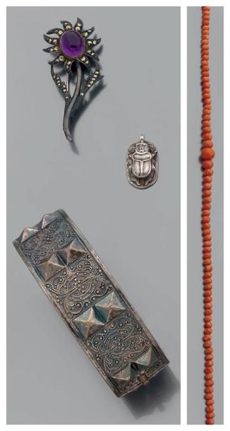 Lot composé d'un bracelet rigide en métal,...