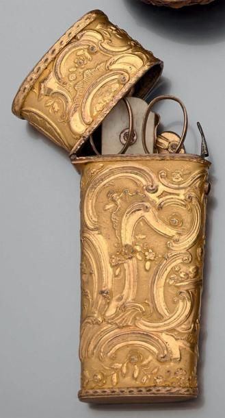 Etui nécessaire en métal doré à section ovale,...