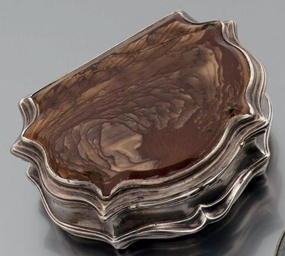 Boîte de forme chantournée en argent, les...