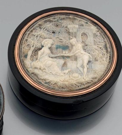 Boîte ronde en écaille brune, le couvercle...