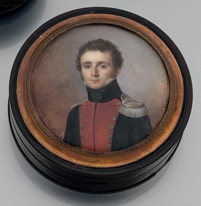 Boîte ronde en écaille, le couvercle orné...