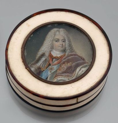 Boîte ronde en ivoire, ornée au centre du...