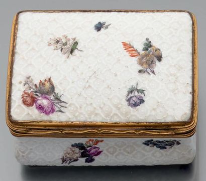 Boîte rectangulaire en porcelaine de Saxe...