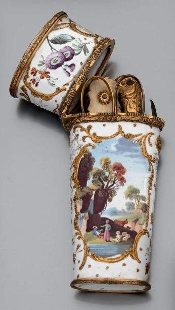 Etui à nécessaire à section oblongue en porcelaine...