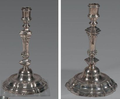 Paire de flambeaux en argent, posant sur...