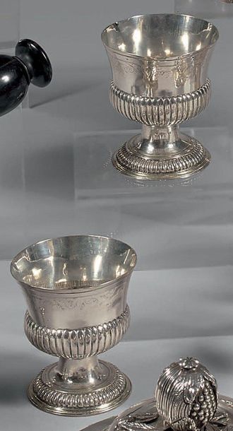 Paire de gobelets en argent, posant sur un...
