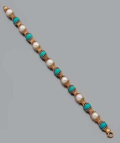Bracelet fait d'une ligne souple de perles...