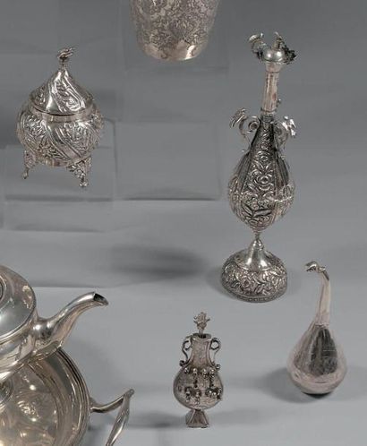 Lot en argent composé de: un petit vase de...