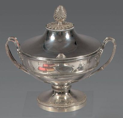 Soupière ronde en argent, posant sur un piédouche,...