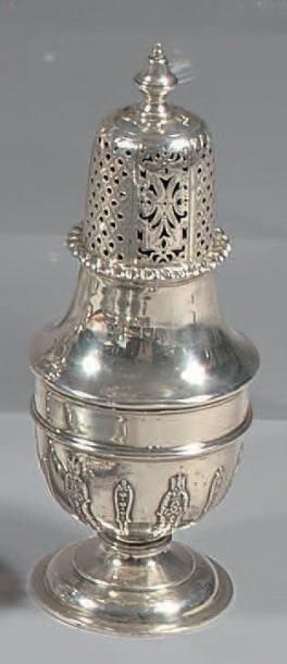 Saupoudroir en argent, de forme balustre,...