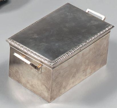 Boîte rectangulaire à anses, en argent, le...