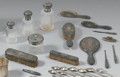 Nécessaire de toilette, en verre taillé,...