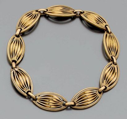 Bracelet en or jaune (750) à maille navette...