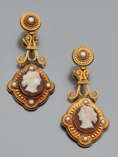 Paire de pendants d'oreilles en or jaune...