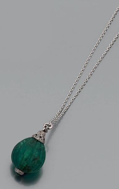 Pendentif orné d'une émeraude goutte taillée...