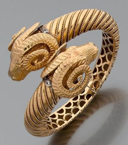 Bracelet rigide ouvrant en or jaune (750)...