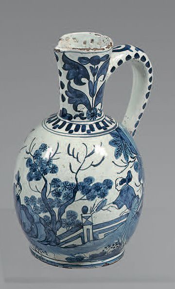 Petit pichet en faïence à décor de chinois...