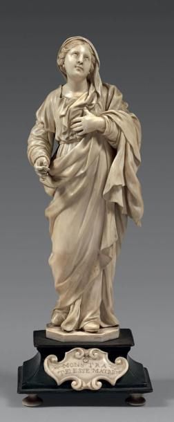 Vierge en ivoire sculpté, le bras gauche...