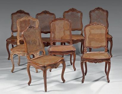 Série de huit chaises en bois naturel à dossier...