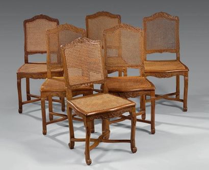 Suite de six chaises en bois naturel à dossier...