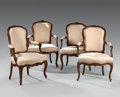 Suite de quatre fauteuils cabriolet en bois...