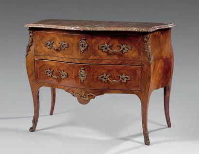 Commode à façade et côtés galbés en placage...