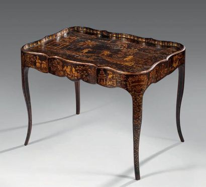 Table de forme chantournée en bois laqué...