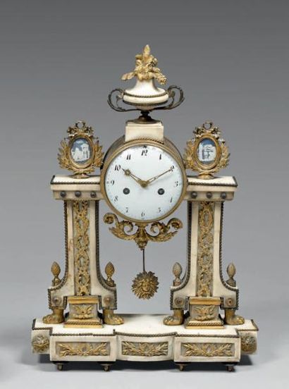 Pendule portique en marbre blanc et bronze...