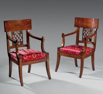 Paire de fauteuils en acajou à bandeau cintré...