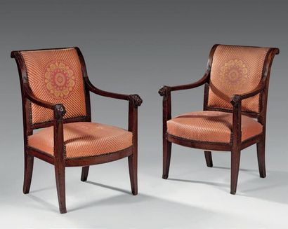 Paire de fauteuils en acajou à dossier rectangulaire...