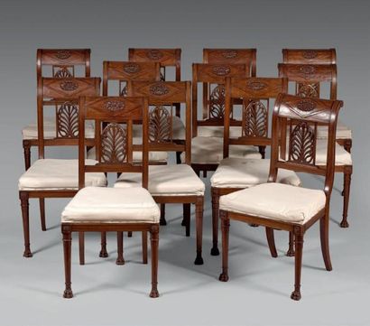 Suite de douze chaises en acajou à dossier...