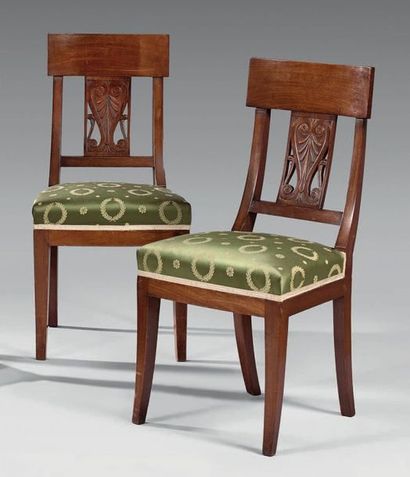 Paire de chaises en acajou et placage d'acajou...