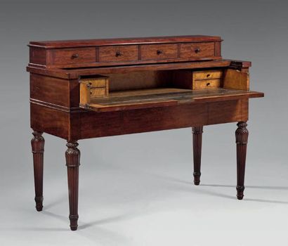 Bureau plat en acajou moiré surmonté d'un...