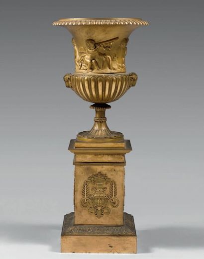 Vase Médicis en bronze doré décoré d'une...