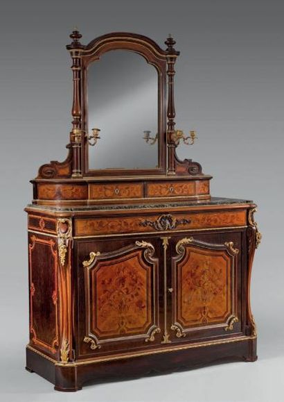 Commode en bois de placage finement marqueté...