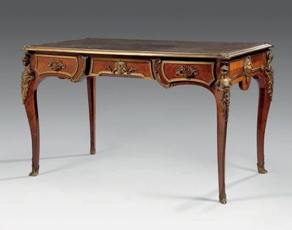 Bureau plat en placage de bois de rose. Ouvre...