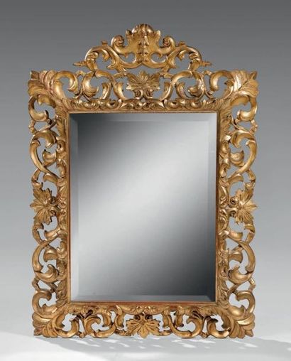 Miroir à fronton en bois doré, le pourtour...