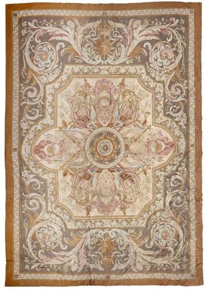 Tapis d'Aubusson à rosace centrale entouré...