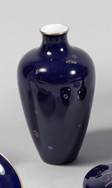Manufacture nationale de SÈVRES

Vase de...