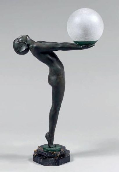 Max Le VERRIER (1891-1973), d'après

Nu tenant...