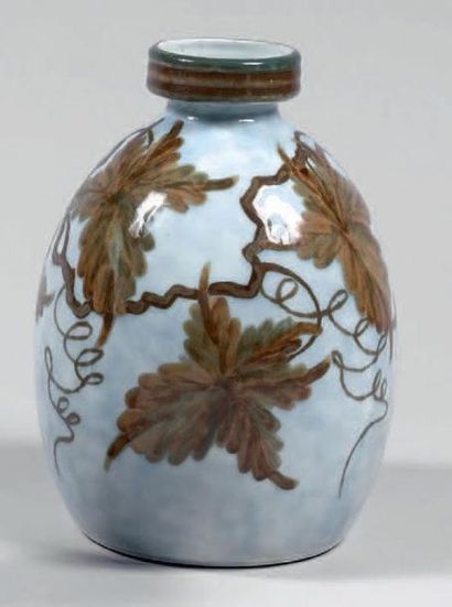 CAMILLE THARAUD (1878-1956)

Vase de forme...