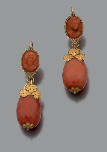 Paire de pendants d'oreilles en or jaune...