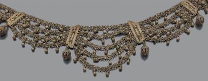 Collier draperie en argent à décor de pampilles.
Travail...