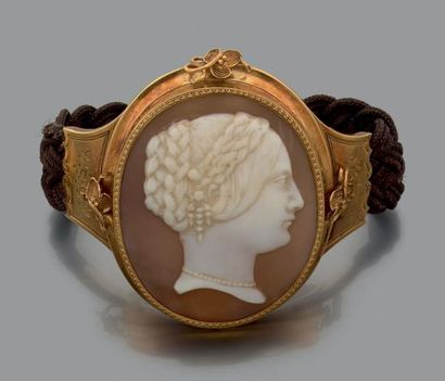 Bracelet orné d'un camée coquille à sujet...