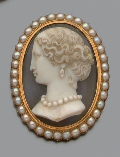 Broche ovale en or jaune (750) ornée d'un...