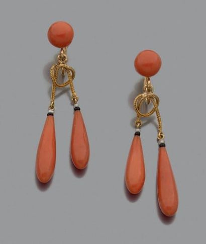 Paire de pendants d'oreilles en or jaune...
