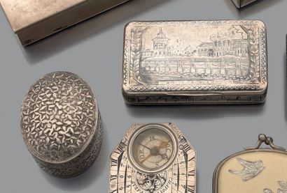 Boîte rectangulaire en argent niellé à décor...