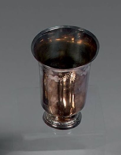 Timbale tulipe en argent, posant sur un piédouche...