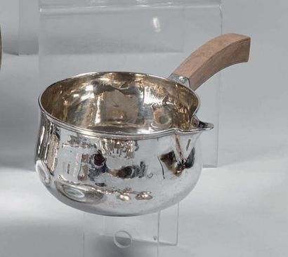 Casserole en argent, de forme balustre, le...