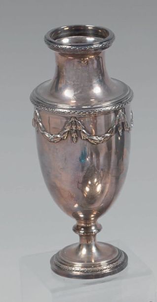 Vase en argent, de forme balustre, posant...